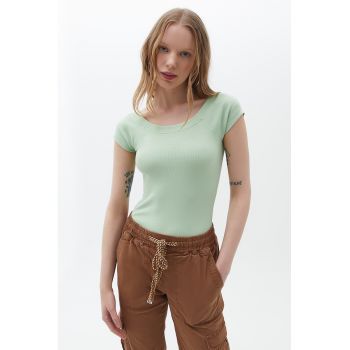 Tricou slim fit cu decolteu rotund si aspect striat