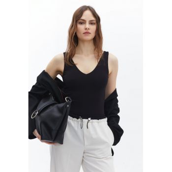Body slim fit cu decolteu in V
