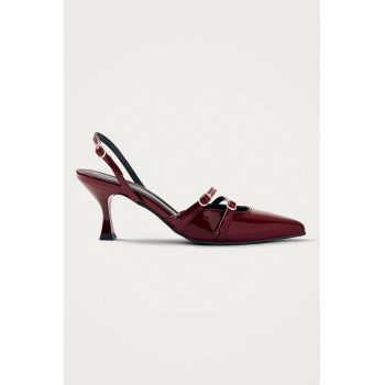 Pantofi din piele lacuita cu varf ascutit