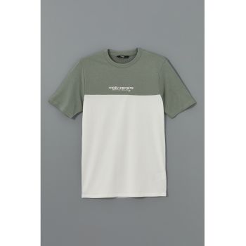 Tricou cu imprimeu text si model colorblock