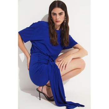 Rochie cu croiala bodycon si cordon in talie
