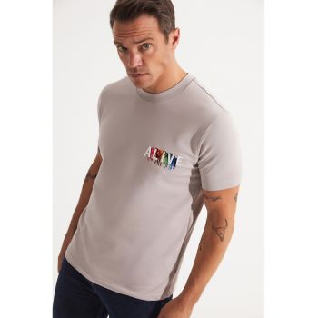 Tricou cu broderie text