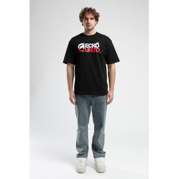 Tricou cu decolteu la baza gatului si imprimeu logo