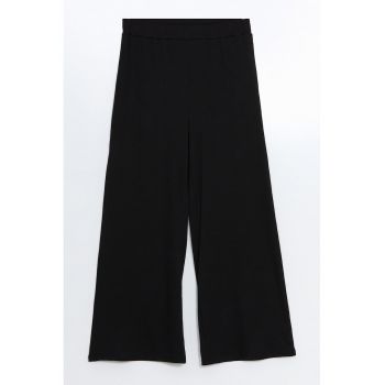 Pantaloni cu croiala ampla si model uni