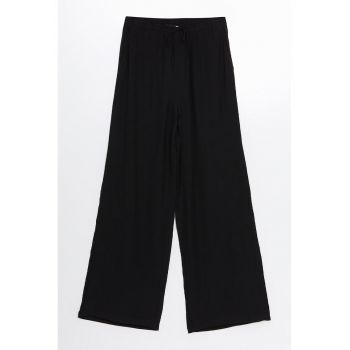 Pantaloni cu croiala ampla si snur
