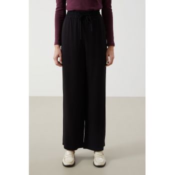 Pantaloni cu croiala ampla si talie ajustabila