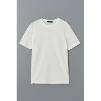 Tricou cambrat cu decolteu la baza gatului
