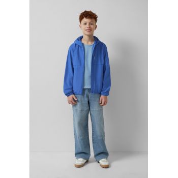 Tricou cu decolteu la baza gatului