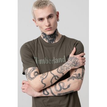 Tricou cu decolteu la baza gatului si imprimeu logo Linear