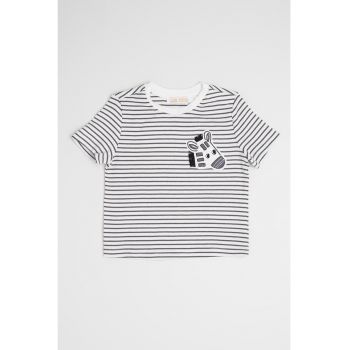 Tricou cu fenta cu capsa si model in dungi