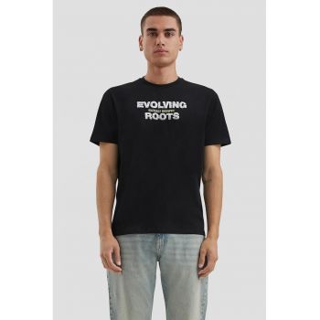 Tricou cu imprimeu text si decolteu la baza gatului