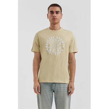 Tricou cu imprimeu text si decolteu la baza gatului