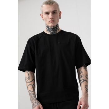 Tricou cu perforatii pe spate