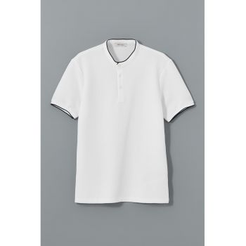 Tricou din amestec de bumbac cu fenta cu nasturi