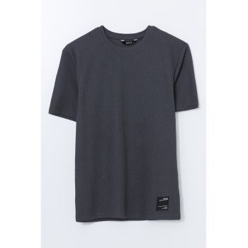 Tricou striat cu decolteu la baza gatului