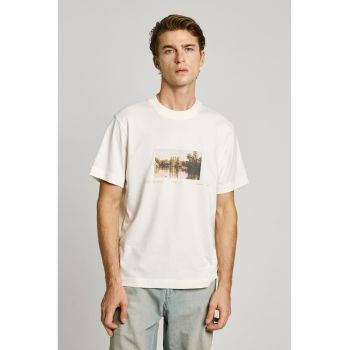 Tricou cu decolteu la baza gatului si imprimeu foto