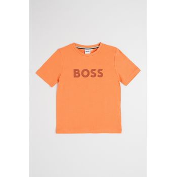 Tricou din bumbac cu imprimeu logo si decolteu la baza gatului