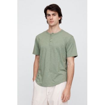 Tricou regular fit cu decolteu la baza gatului