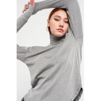 Bluza cu dungi si guler inalt