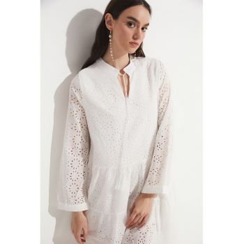 Rochie evazata cu detalii cu perforatii