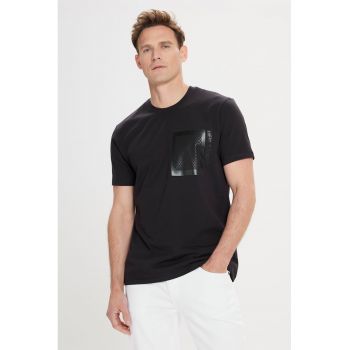 Tricou cu imprimeu si decolteu la baza gatului