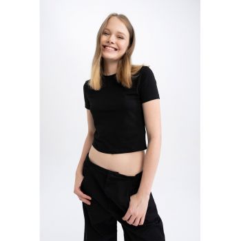 Tricou uni cu decolteu la baza gatului