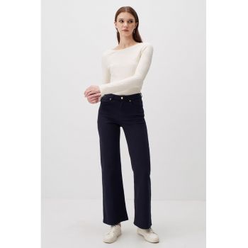 Bluza cu decolteu la baza gatului