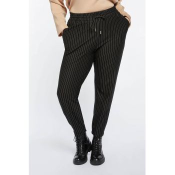 Pantaloni cu croiala conica si model in dungi
