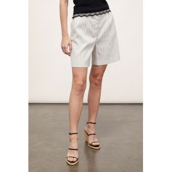 Pantaloni scurti cu croiala ampla si model cu dungi