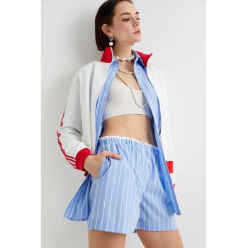 Pantaloni scurti cu dungi si talie inalta