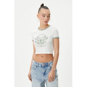Tricou crop cu imprimeu cu fluturi