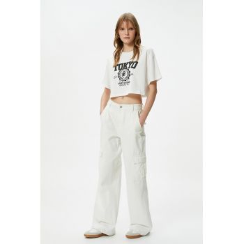 Tricou crop cu imprimeu text