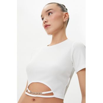 Tricou crop striat cu detaliu de lant