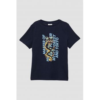 Tricou cu decolteu la baza gatului si imprimeu