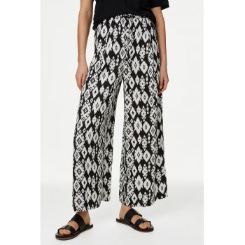Pantaloni cu croiala ampla si model