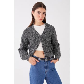 Pulover cu decolteu la baza gatului si nasturi