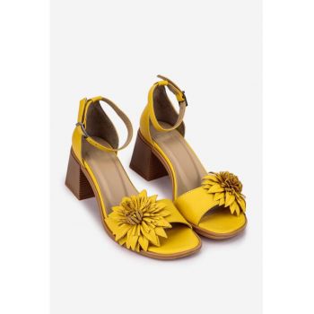 Sandale dama galbene  din piele cu ornament floare