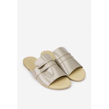 Sandale stil papuc dama bej din piele lacuita