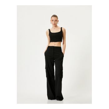 Top crop cu decolteu rotund
