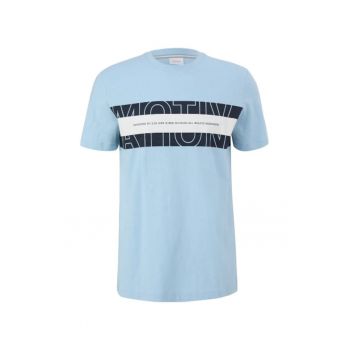 Tricou barbati big size cu decolteu la baza gatului si imprimeu cu logo aludus
