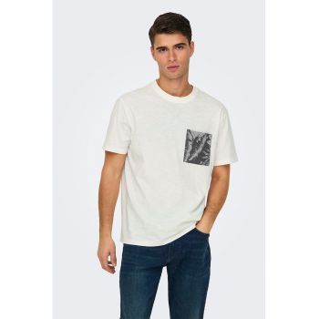 Tricou cu decolteu la baza gatului