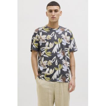 Tricou cu decolteu la baza gatului si model