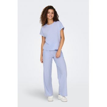 Tricou cu decolteu la baza gatului si model in dungi