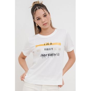 Tricou cu imprimeu si decolteu la baza gatului