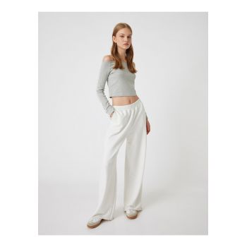 Bluza crop cu decolteu pe umeri