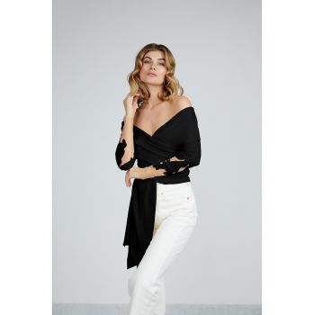 Bluza cu decolteu pe umeri si model petrecut