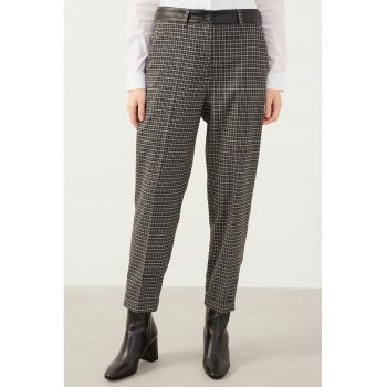 Pantaloni crop cu pliuri si model