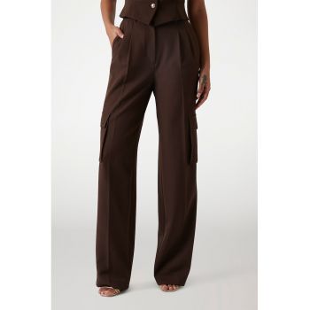 Pantaloni cu croiala ampla si buzunare cargo