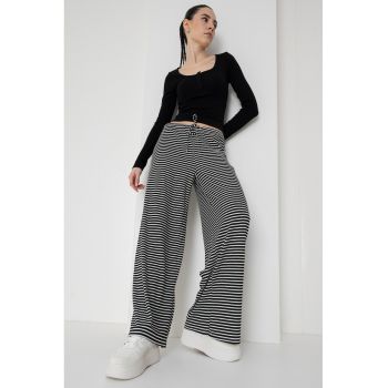Pantaloni cu croiala ampla si model in dungi