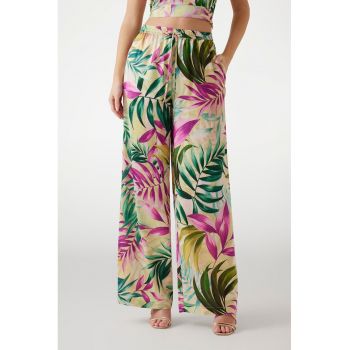 Pantaloni cu croiala ampla si model